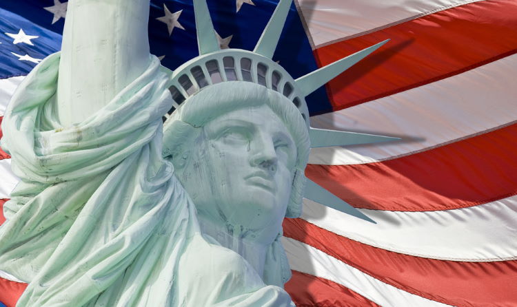 פסל החירות על רקע דגל ארה"ב